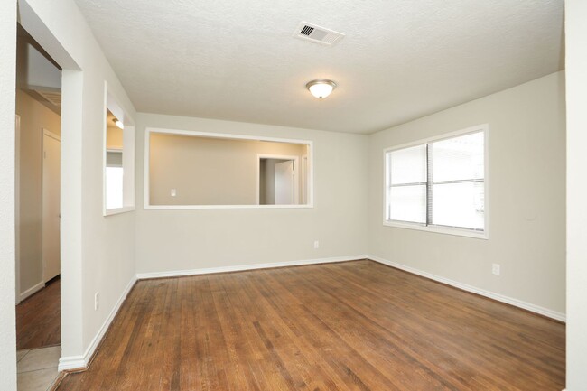 Building Photo - New Year. New Keys! Spacious 4 Bed / 2 Bath in Channelview - Move In Ready