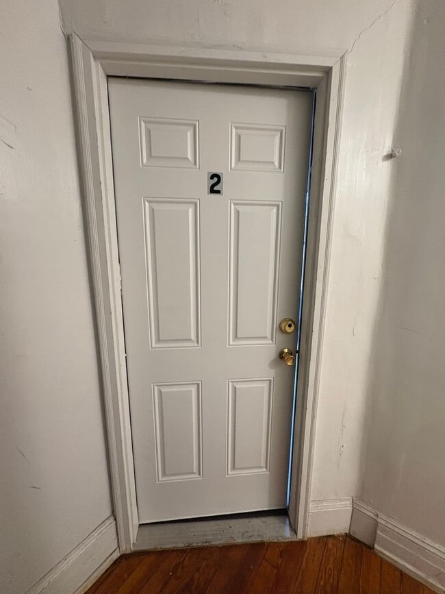 Building Photo - Spacious 2nd Floor 1 Bedroom Downtown-York City SD