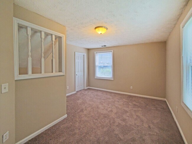 Building Photo - Beautifully Updated 4-Bedroom Home Near Mo...