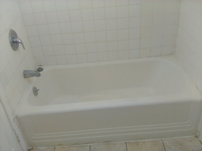 Building Photo - 594 Roosevelt Ave