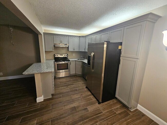 Building Photo - 706 Sunny Pine Way