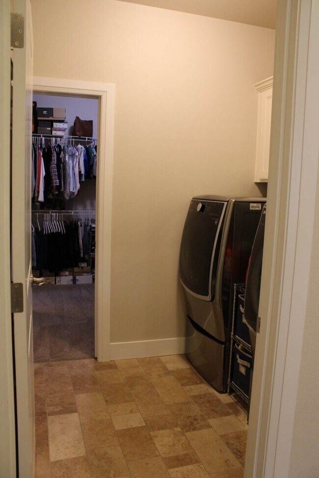 Building Photo - Spacious Luxury Home in Gated Community Ne...