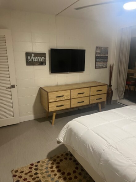 Building Photo - 425 Ena Rd