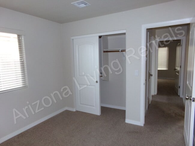 Building Photo - SUPER CLEAN 4 BEDROOM HOME