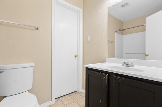 Building Photo - 3 Bedroom/2 Bath Meadow Brook Subdivision