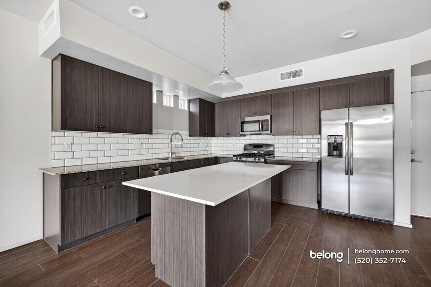 Building Photo - 864 E Park Modern Dr