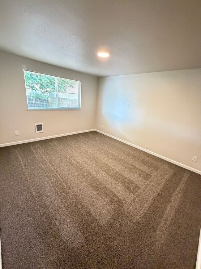 Building Photo - Charming 2 Bedroom Duplex With Fenced Yard In Quiet Neighborhood!