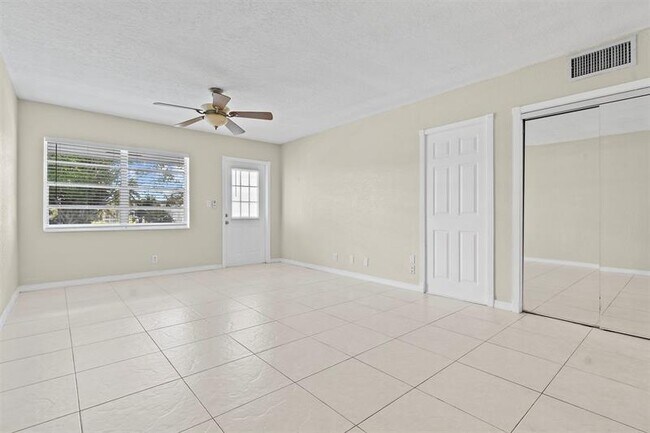 Building Photo - 751 Pine Dr
