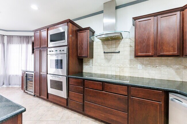 Building Photo - Spacious 3-Bedroom in Gated Community