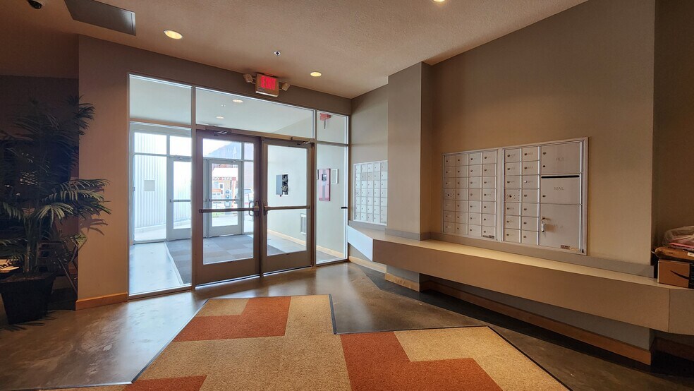 Building Photo - 2650 University Ave W