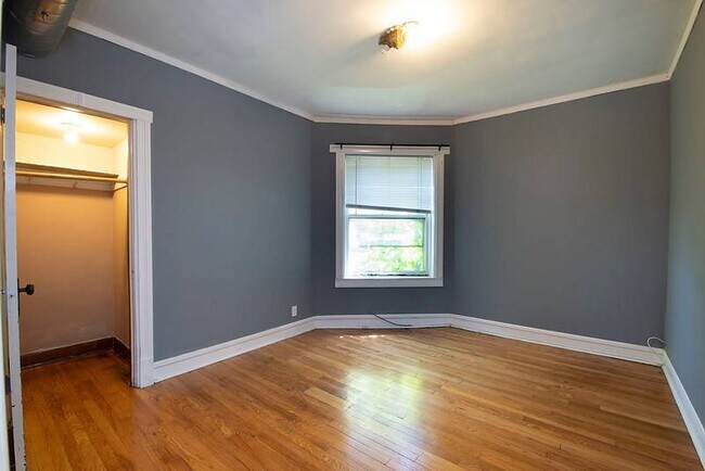 Building Photo - 4825 N Sawyer Ave