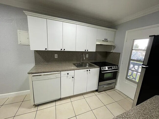 Building Photo - 890 NW 45th Ave