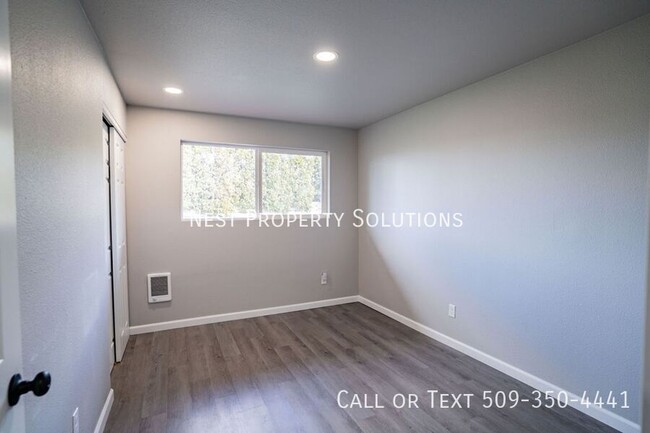 Building Photo - 160 Carswell Dr