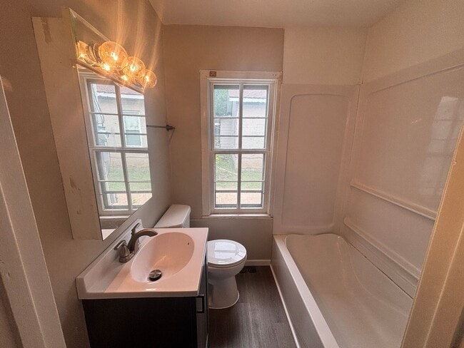 Building Photo - Lower 2 Bedroom Unit Apartment