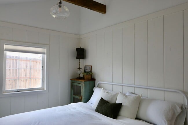 Building Photo - NEWLY Designed & Furnished Modern Farmhous...