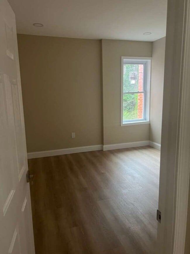 Building Photo - Spacious 3-Bedroom, 2-Bath Home with Modern Comforts