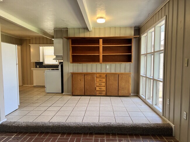 Building Photo - Large 2/1.5 with 2 Living Areas
