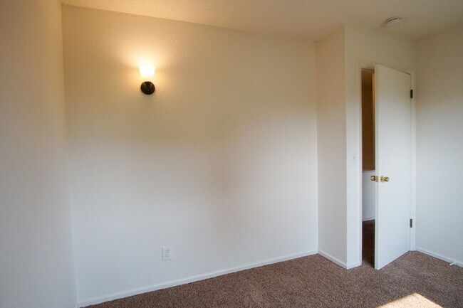 Building Photo - Beautiful Contemporary Townhouse-Style 2 Bdr in Brooklyn!