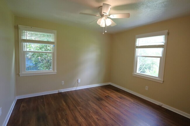 Building Photo - 1700 Clover Dr