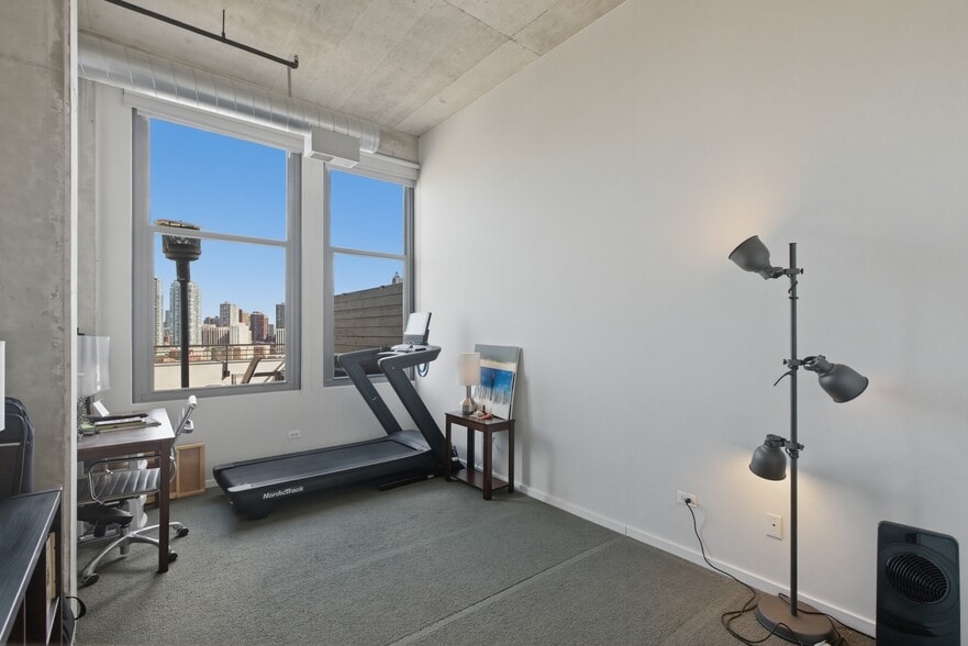 Building Photo - 900 N Kingsbury St