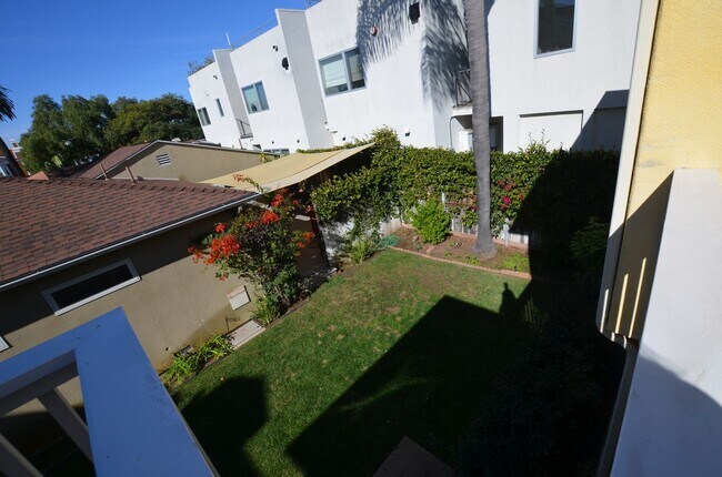 Building Photo - 2 Bedroom/1 Bath Unfurnished Back house 2nd floor