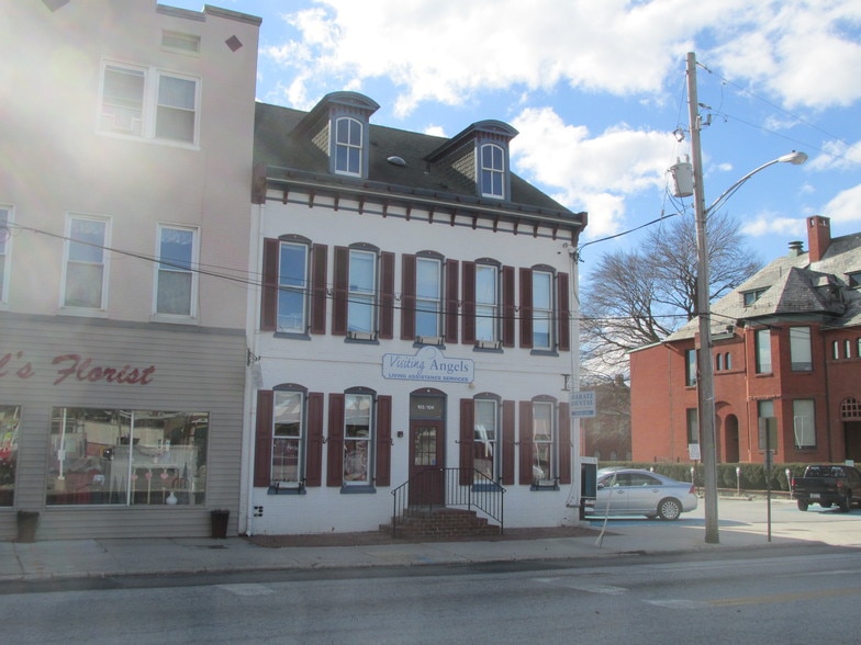 Front - 102 Carlisle St