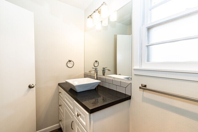 Building Photo - Large & Recently Updated!