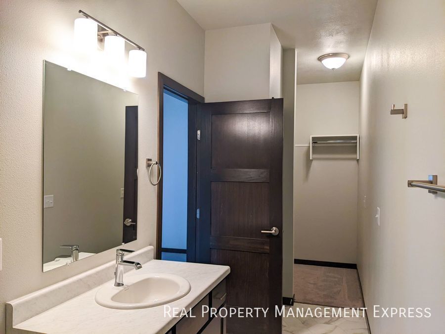 Building Photo - 3 Bedroom 2.5 Bathroom Townhome w/ Attached Garage