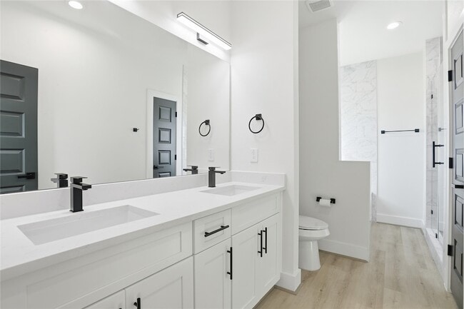 Building Photo - 712 Delano St