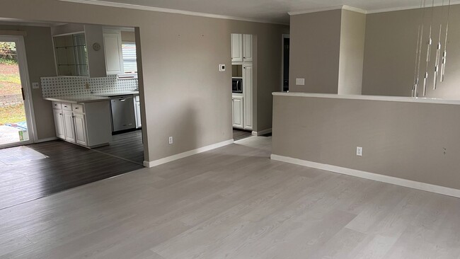 Building Photo - Eastgate Bellevue -3 Bed upper unit with l...