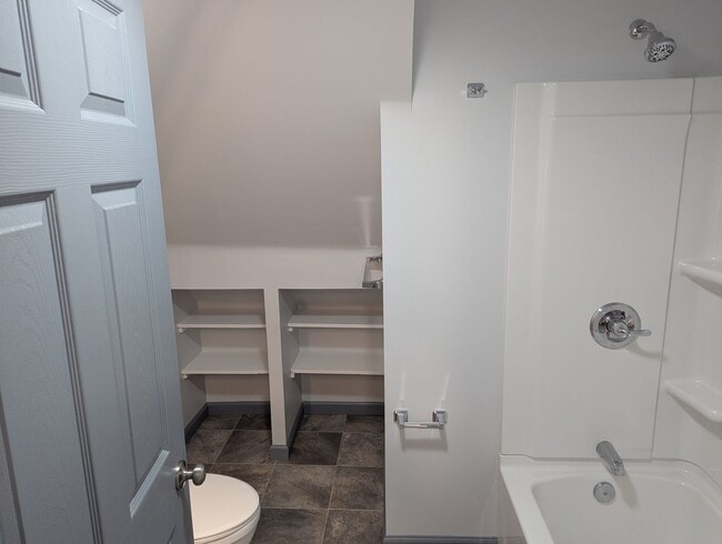 Building Photo - Complete New Remodel: cozy, 1-bedroom apt w/all new kitchen and bath, overlooking Mill Run