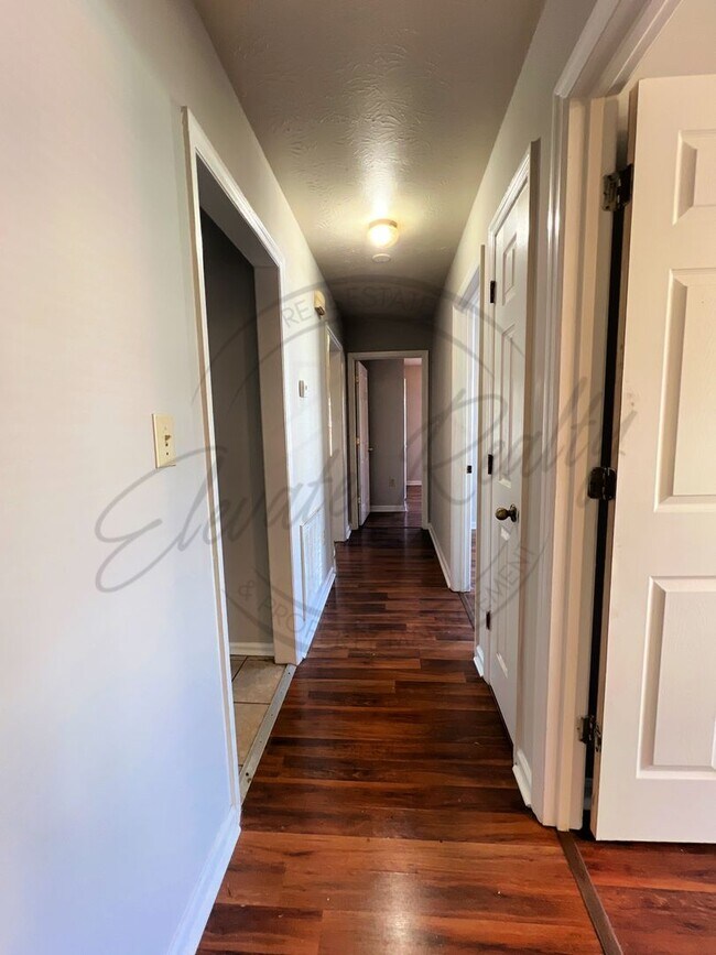 Building Photo - ON SPECIAL: Three Bedroom Ranch with Appli...