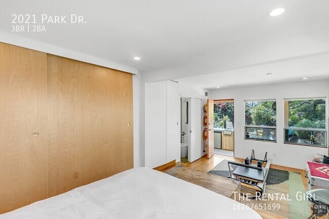 Building Photo - 2021 Park Dr