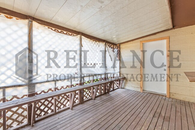 Building Photo - 220 E 44th St S