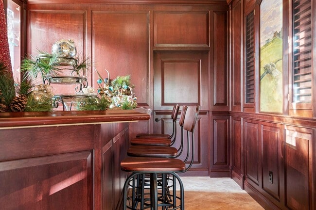 Building Photo - Fully-Furnished Luxurious Home in Nevillewood