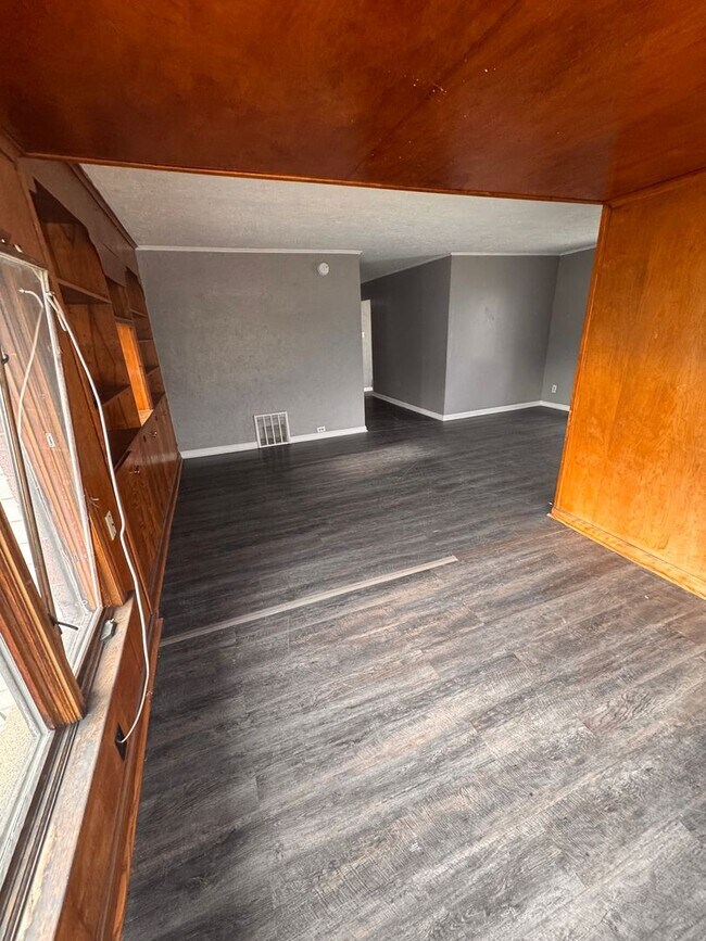 Building Photo - 2 Bedroom with Garage PENDING