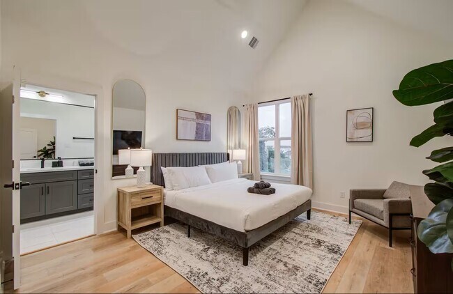 Building Photo - 3311 Daphne St