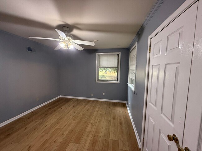 Building Photo - 714 8th Ave