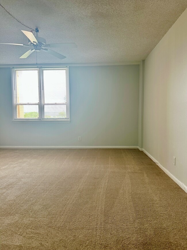 Building Photo - 2617 Cove Cay Dr