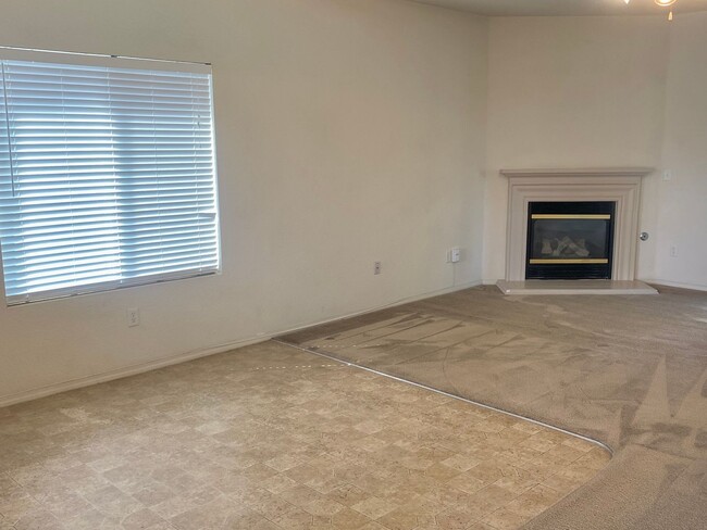 Building Photo - Merced: $2189 4 bedroom 2 bath home with g...