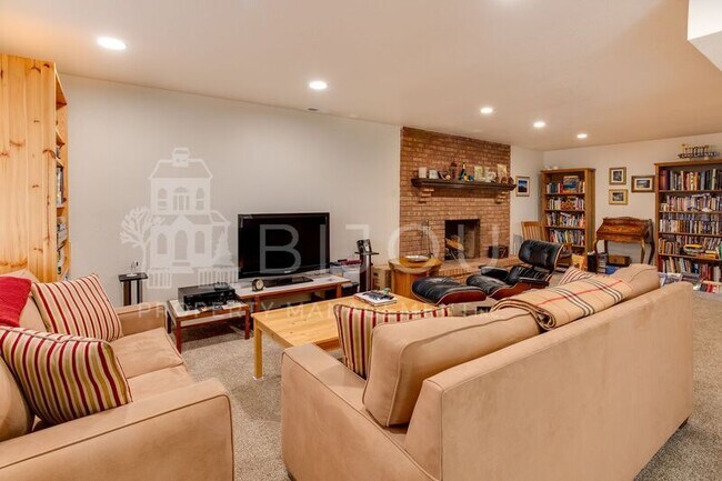 Building Photo - 355 Waco Ct