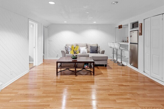Building Photo - 18 Squires Ave