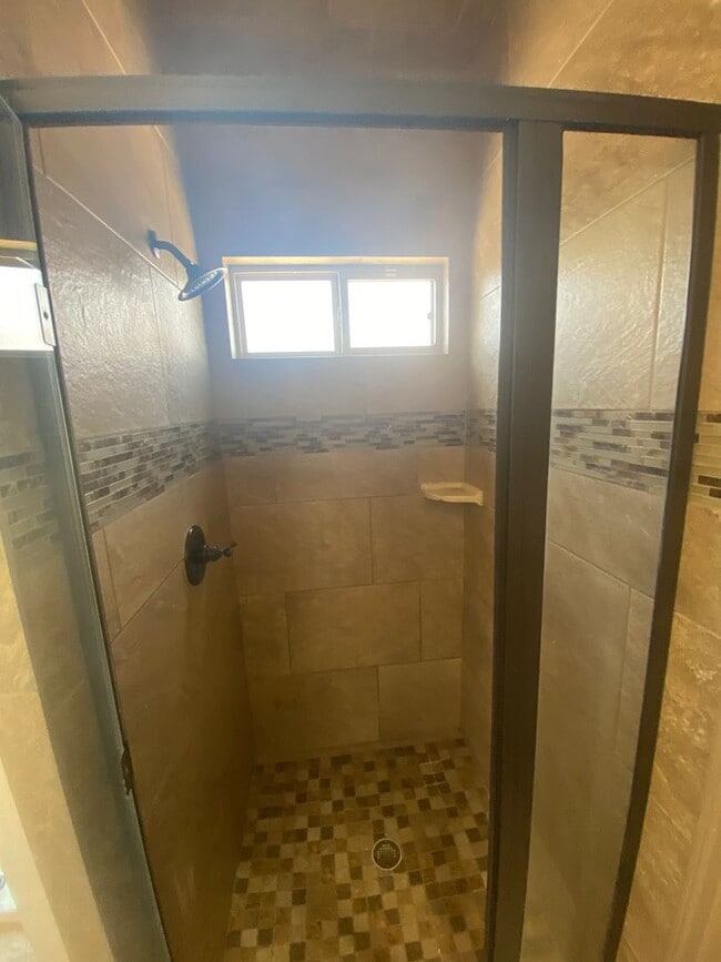 Building Photo - Beautiful 4 Bedroom, 3 Bathroom Home! Avai...