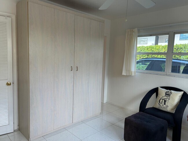 Building Photo - 1221 Hillsboro Mile