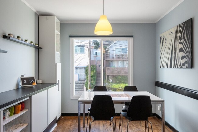 Building Photo - UPDATED LARGE BRIGHT 1800sf 3BR/2BA/1GR In...