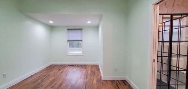 Building Photo - 4-bedroom 3-bathroom home minutes to Downt...