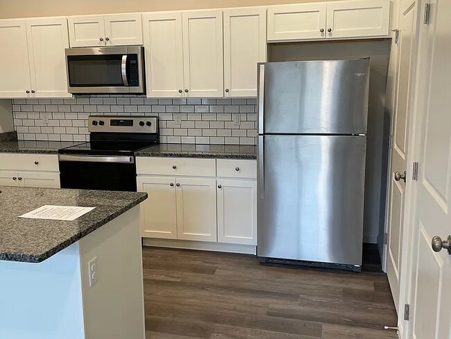 Building Photo - This end unit Temple townhouse