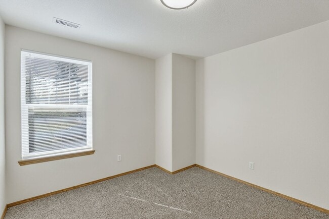 Building Photo - Great 2 story Townhome with Garage!