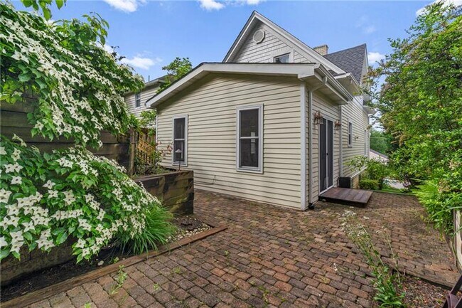 Building Photo - 318 Highland Ln