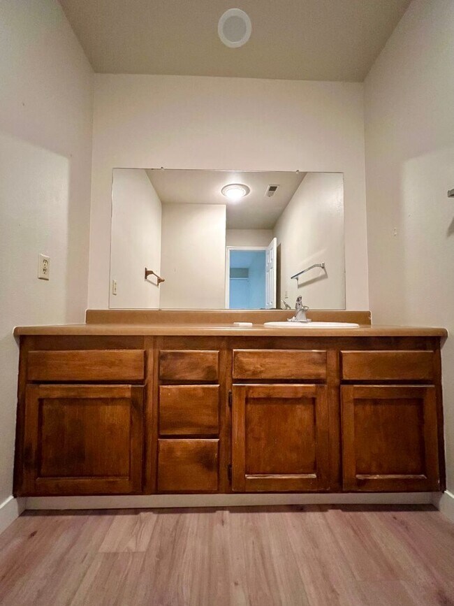 Building Photo - Remodeled 3BR in Mountain Park | Primary Suite + Deck | Lake Oswego